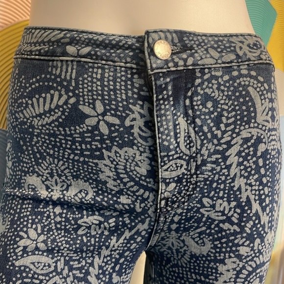 Free People Fun Funky Bellbottoms sz 24 embroidery, blue, and white paisley - Picture 4 of 12